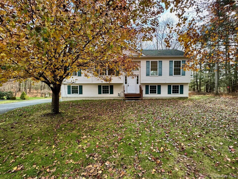 18 Penny Ln in Otisville, NY - Building Photo