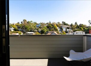 2221 Jerome Way in Los Angeles, CA - Building Photo - Building Photo