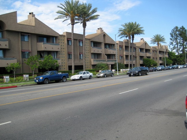 19009 Sherman Way in Los Angeles, CA - Building Photo - Building Photo