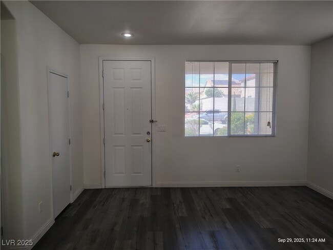 5526 Cresent Valley St in Las Vegas, NV - Building Photo - Building Photo