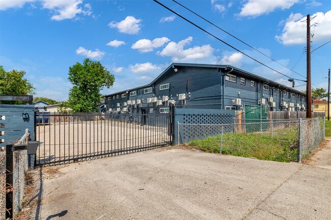 property at 4706 Yellowstone Blvd
