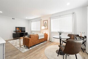 601 N Ewing Ave in Dallas, TX - Building Photo