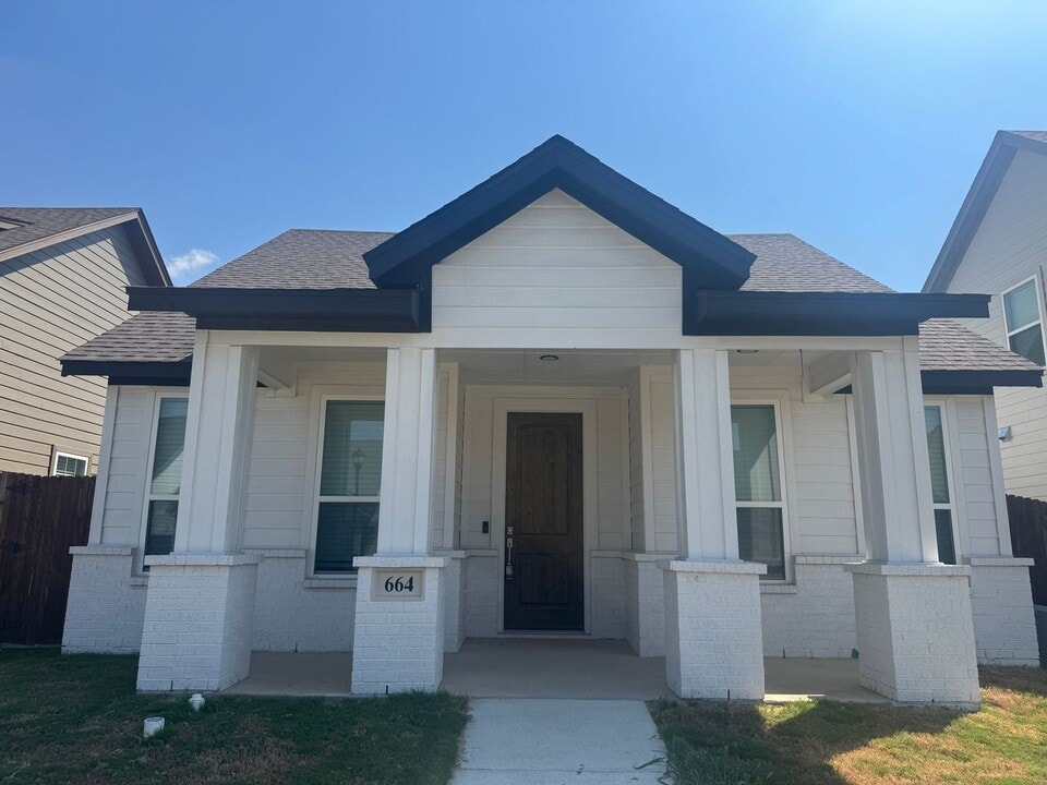 664 The Cottages in Godley, TX - Building Photo