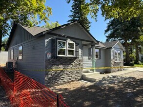 10017 E Mission Ave in Spokane Valley, WA - Foto de edificio - Building Photo