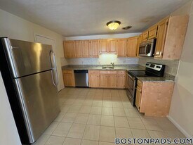 222 Babcock St, Unit 3H in Brookline, MA - Building Photo