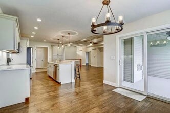 1811 Spartan Dr in Chatham, IL - Foto de edificio - Building Photo