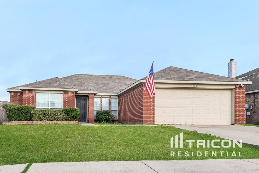 102 Drycreek Dr in Forney, TX - Building Photo