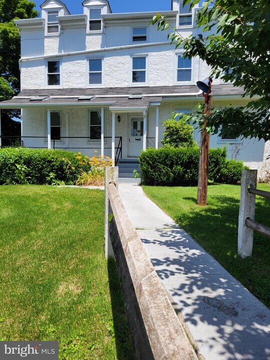 110 Gumbes Rd in Oaks, PA - Building Photo