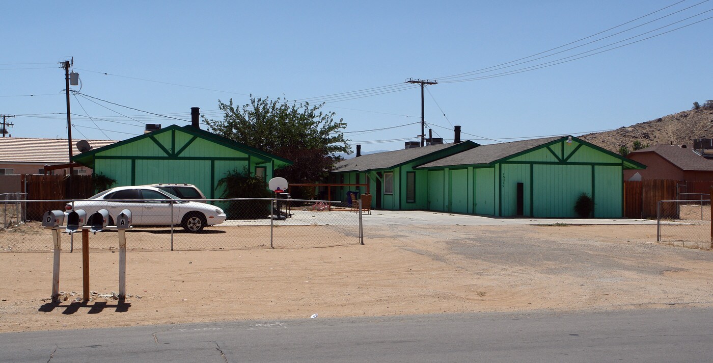 15379 Tonekai Rd in Apple Valley, CA - Foto de edificio