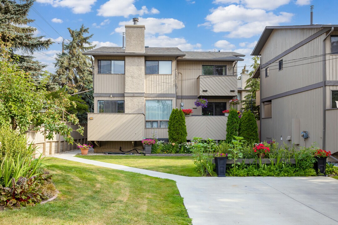 5803 Bow Cres NW in Calgary, AB - Building Photo