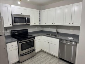 721 N Pine Island Rd in Plantation, FL - Building Photo - Building Photo