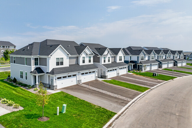 Bentley Village in Lake Elmo, MN - Foto de edificio - Building Photo