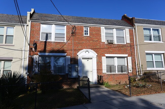 1322 Downing Pl Ne in Washington, DC - Building Photo - Building Photo