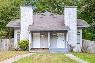 8536 Pineland Dr in Jonesboro, GA - Building Photo