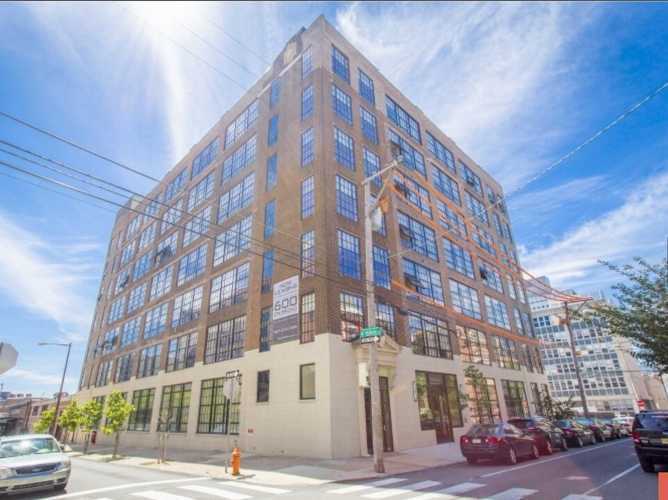 600 N Broad St in Philadelphia, PA - Building Photo