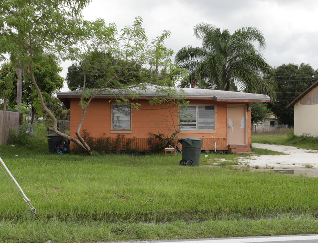 3707 Michigan Ave in Ft. Myers, FL - Building Photo - Building Photo