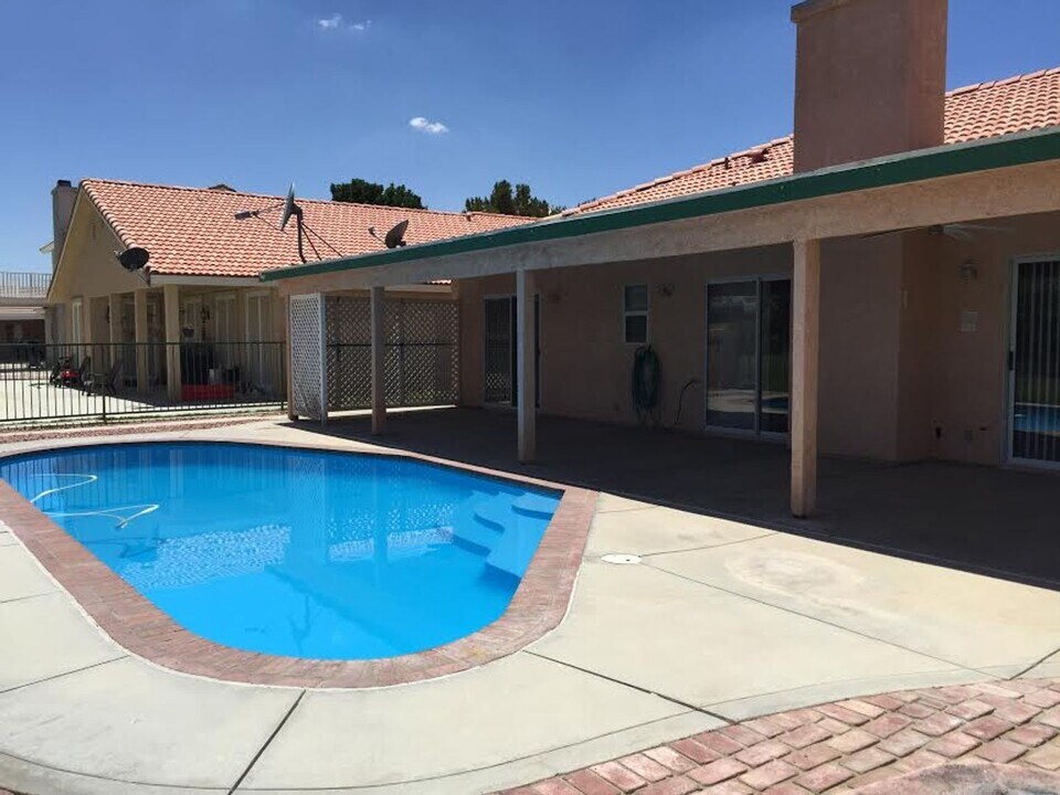20808 Village Pkwy in California City, CA - Building Photo