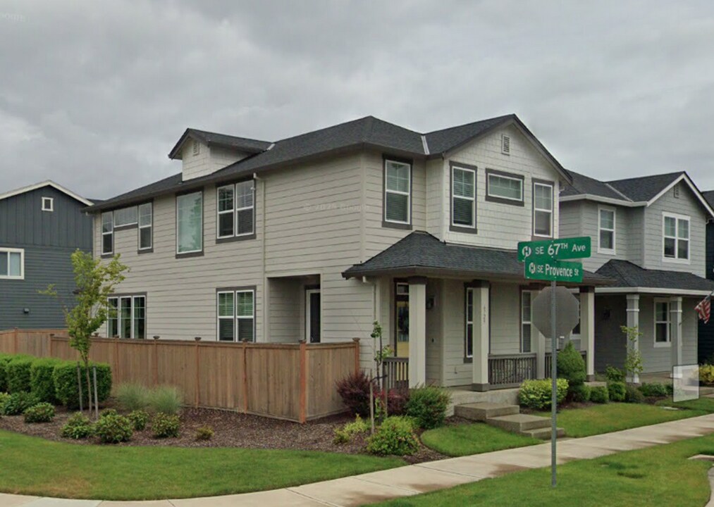 6729 SE Provence St in Hillsboro, OR - Building Photo