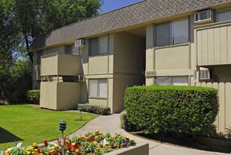 Inglewood Oaks Apartments in Stockton, CA - Building Photo - Building Photo