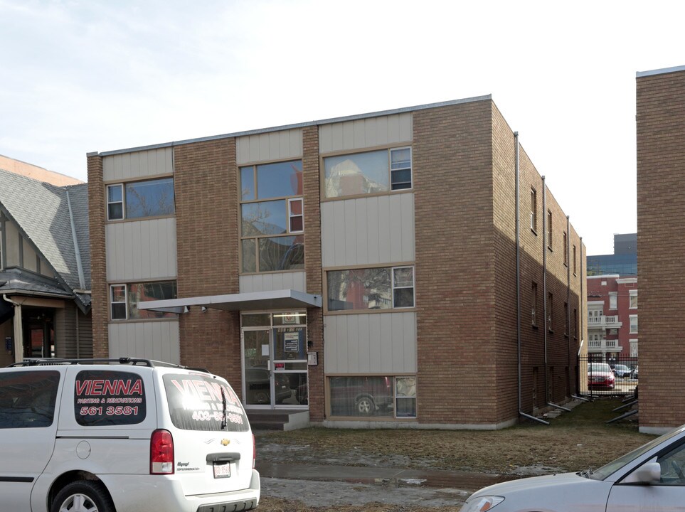 907 15th Ave SW in Calgary, AB - Building Photo