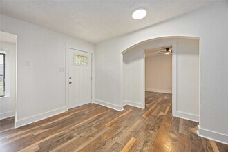 6043 Lyndhurst Dr in Houston, TX - Building Photo - Building Photo