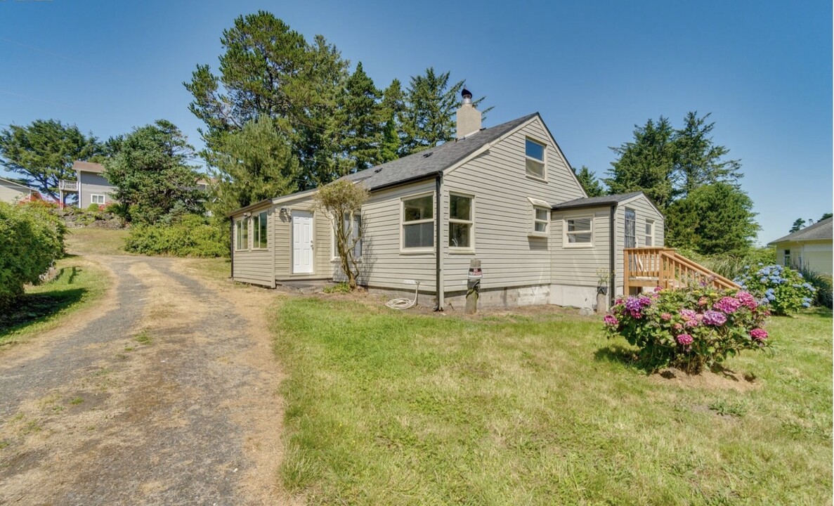 450 Yaquina Ave in Depoe Bay, OR - Building Photo