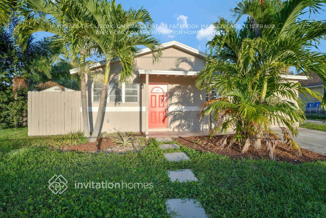 6654 Riparian Rd in Atlantis, FL - Building Photo