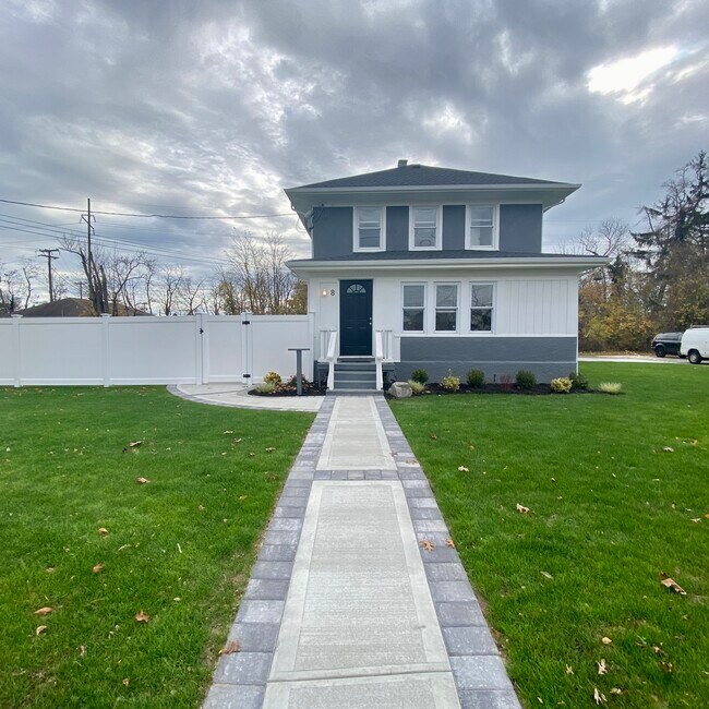 8 Moffitt Blvd Apartments and Nearby East Islip Apartments For Rent