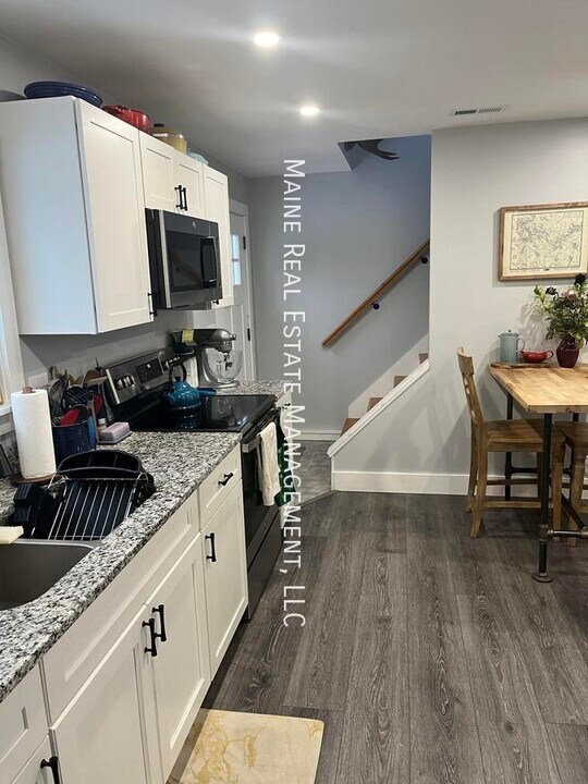101 Kennebec Rd in Hampden, ME - Building Photo