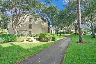 208 Foxtail Dr-Unit -A2 in Greenacres, FL - Foto de edificio - Building Photo