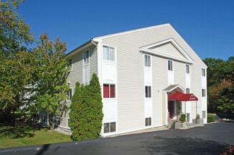 Whispering Meadows in Manchester, NH - Foto de edificio - Building Photo