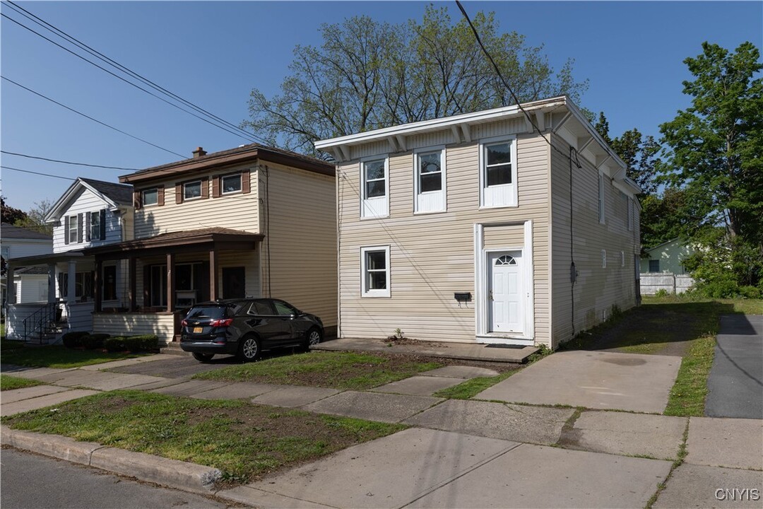 170 W 8th St in Oswego, NY - Building Photo