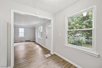 15705 Fernway Dr in Maple Heights, OH - Building Photo - Building Photo