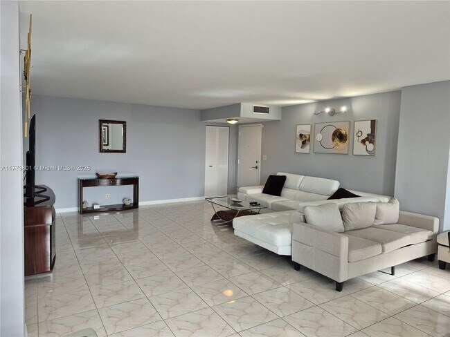 1912 S Ocean Dr in Hallandale Beach, FL - Building Photo - Building Photo