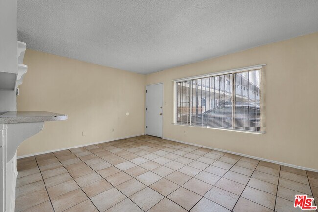 1095 W 39th St in Los Angeles, CA - Building Photo - Building Photo
