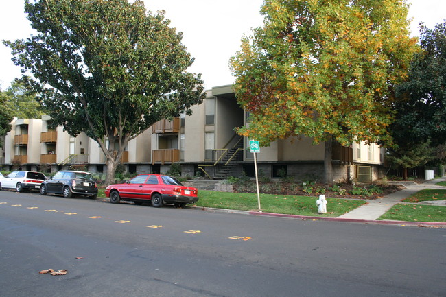 Bonifacio East Apartments in Concord, CA - Building Photo - Building Photo