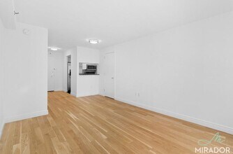 60 W 23 St in New York, NY - Building Photo - Building Photo
