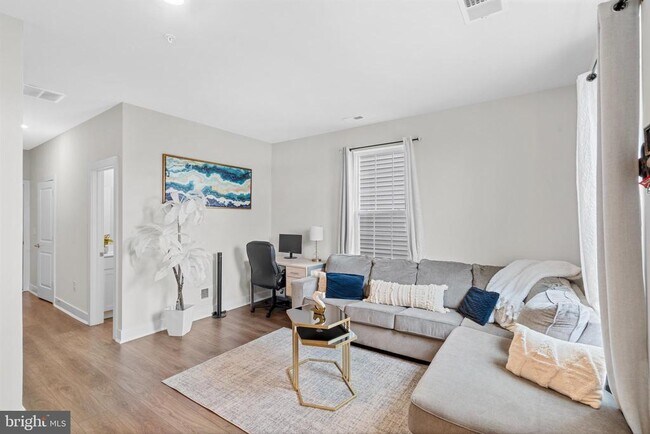 204B Dock St in Bensalem, PA - Foto de edificio - Building Photo