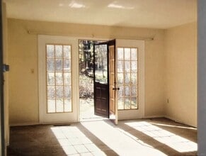 35 Nutmeg Rd in Middlebury, CT - Building Photo - Building Photo