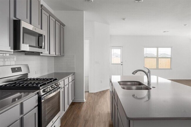 325 Escondido Cir in San Marcos, TX - Building Photo - Building Photo