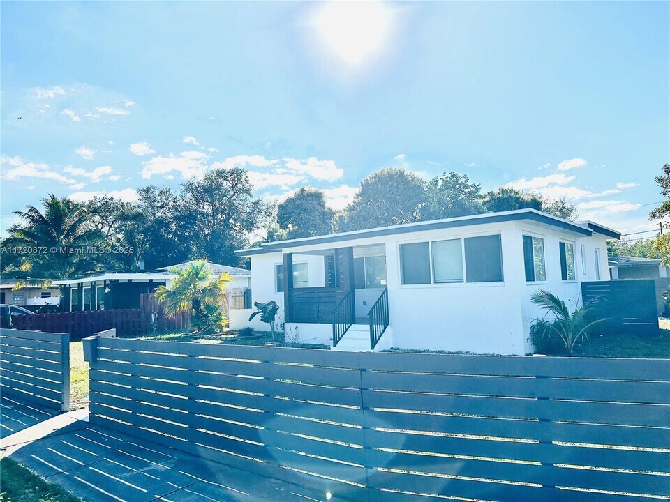1860 NE 154th St in North Miami Beach, FL - Foto de edificio