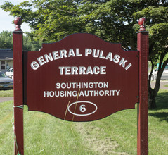 General Pulaski Terrace in Plantsville, CT - Foto de edificio - Building Photo