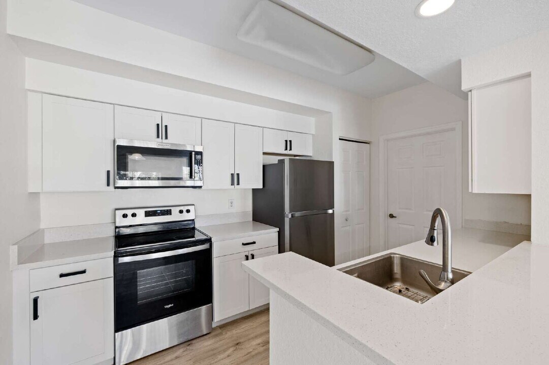 4690 St Croix Ln in Naples, FL - Building Photo