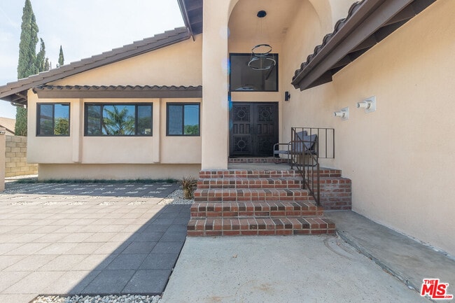 20456 Strathern St in Los Angeles, CA - Building Photo - Building Photo