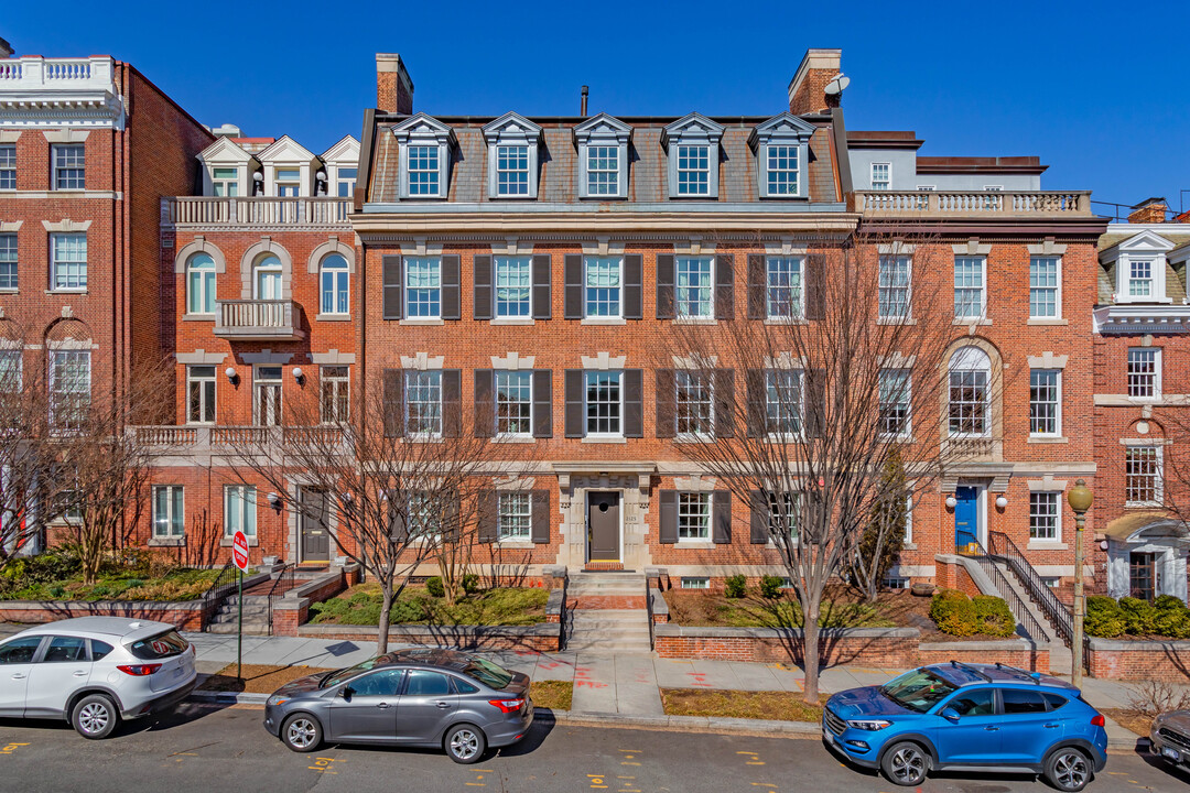 Holton Condominiums in Washington, DC - Building Photo