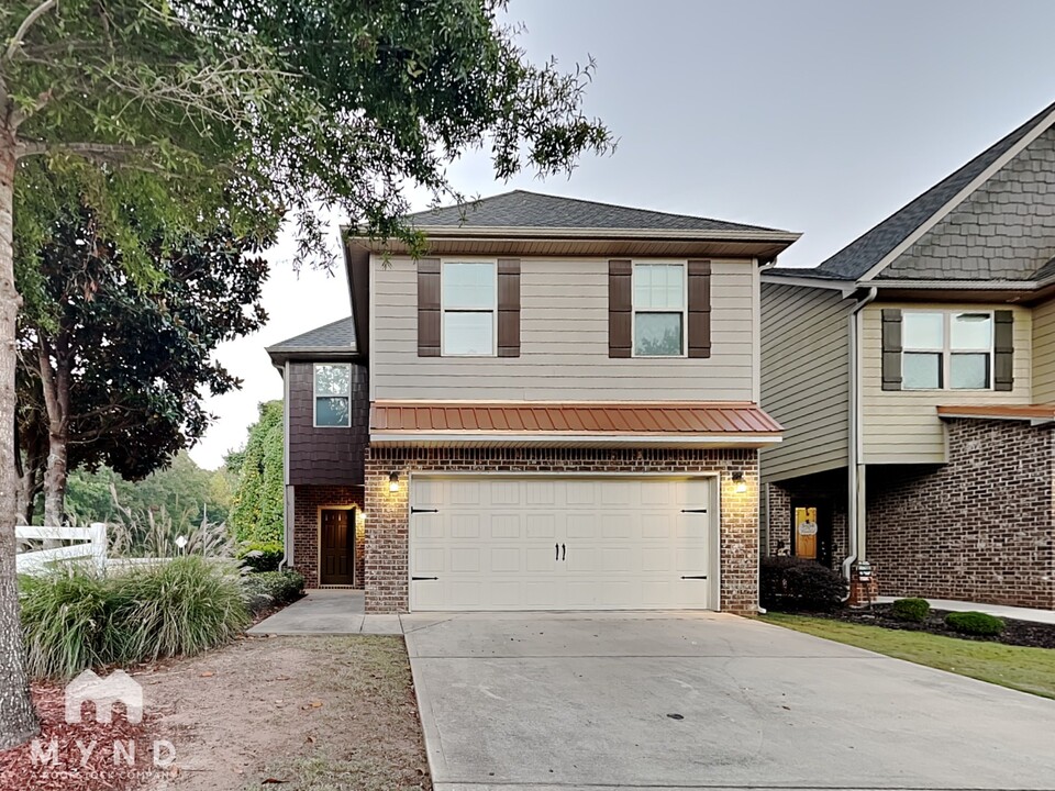 301 Clover Brook Dr in Locust Grove, GA - Building Photo