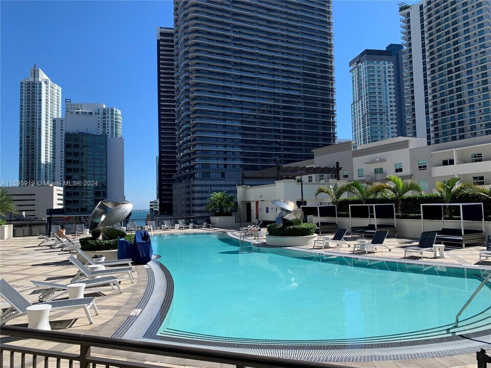 999 SW 1st Ave, Unit 1409 in Miami, FL - Building Photo