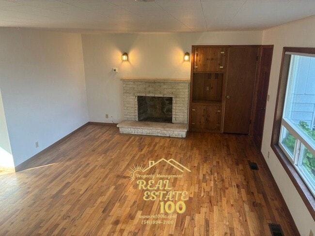 928 SW Bay View Ln in Newport, OR - Building Photo - Building Photo