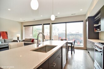 2742 N Lincoln Ave, Unit 202 in Chicago, IL - Building Photo - Building Photo
