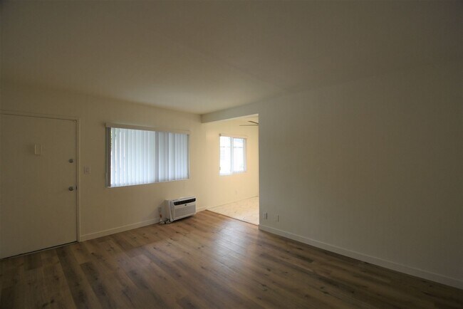11054 Otsego St, Unit 06 in Los Angeles, CA - Building Photo - Building Photo